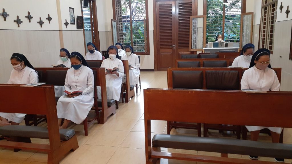 Para Suster Kom. St. Elisabeth Blitar di kapel
